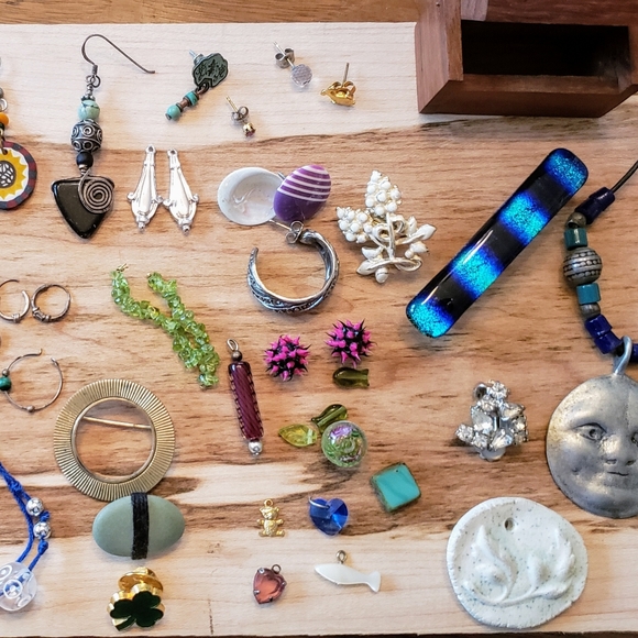 Bundle of Miscellaneous Jewelry - Picture 3 of 14